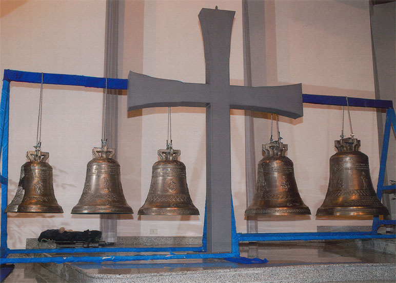 Le campane e la croce poste sul presbiterio
