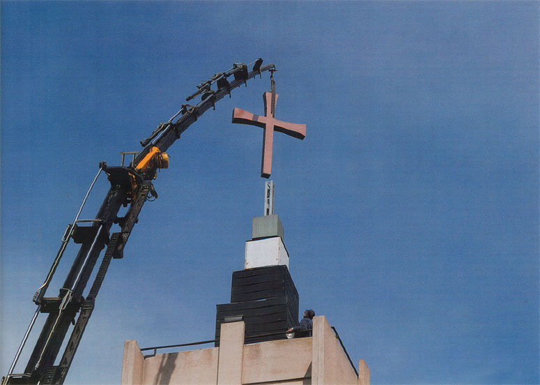 La posa della croce sul campanile