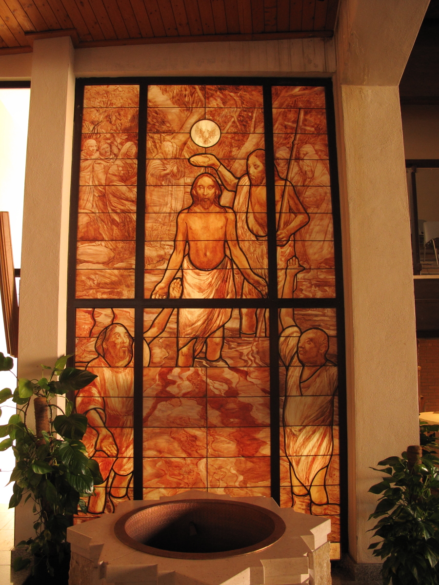 La vetrata "Battesimo del Signore" adiacente il battistero